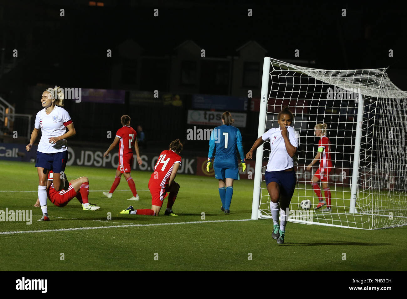 Wales Spieler Einbruch niedergeschlagen wie Nikita Parris ¨ von England feiert, nachdem sie Kerben Englands 3. Ziel. Wales Frauen v England Frauen, 2019 WM-Qualifikationsspiel Gleiches an Rodney Parade in Newport, South Wales am Freitag, den 31. August 2018. pic von Andrew Obstgarten/Alamy leben Nachrichten Stockfoto