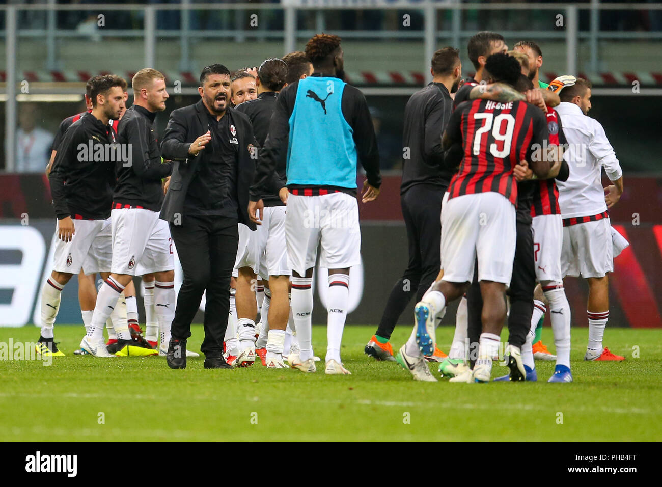 Mailand, Italien. 31. August 2018, San Siro, Mailand, Italien; Serie A Fußball, AC Mailand gegen Roma; Trainer Gennaro Gattuso Mailand feiert mit seinen Spielern nach dem Sieg über Roma 2-1 Credit: Giampiero Sposito/Alamy Live Neue Stockfoto