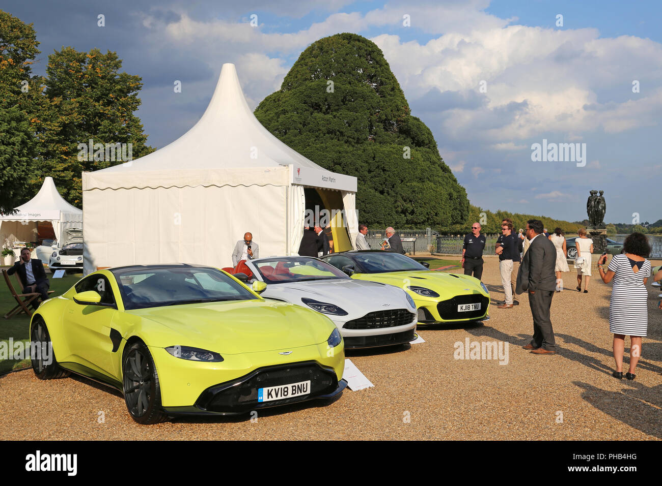 Aston Martins am Messestand, Concours von Eleganz 2018 (Vorschau), 31. August 2018. Hampton Court Palace, London, UK, Europa. Der weltweit seltensten Autos für eine dreitägige Classic und supercar Veranstaltung in den Gärten des berühmten Königlichen Palast montiert. Kredit Ian Flasche/Alamy leben Nachrichten Stockfoto