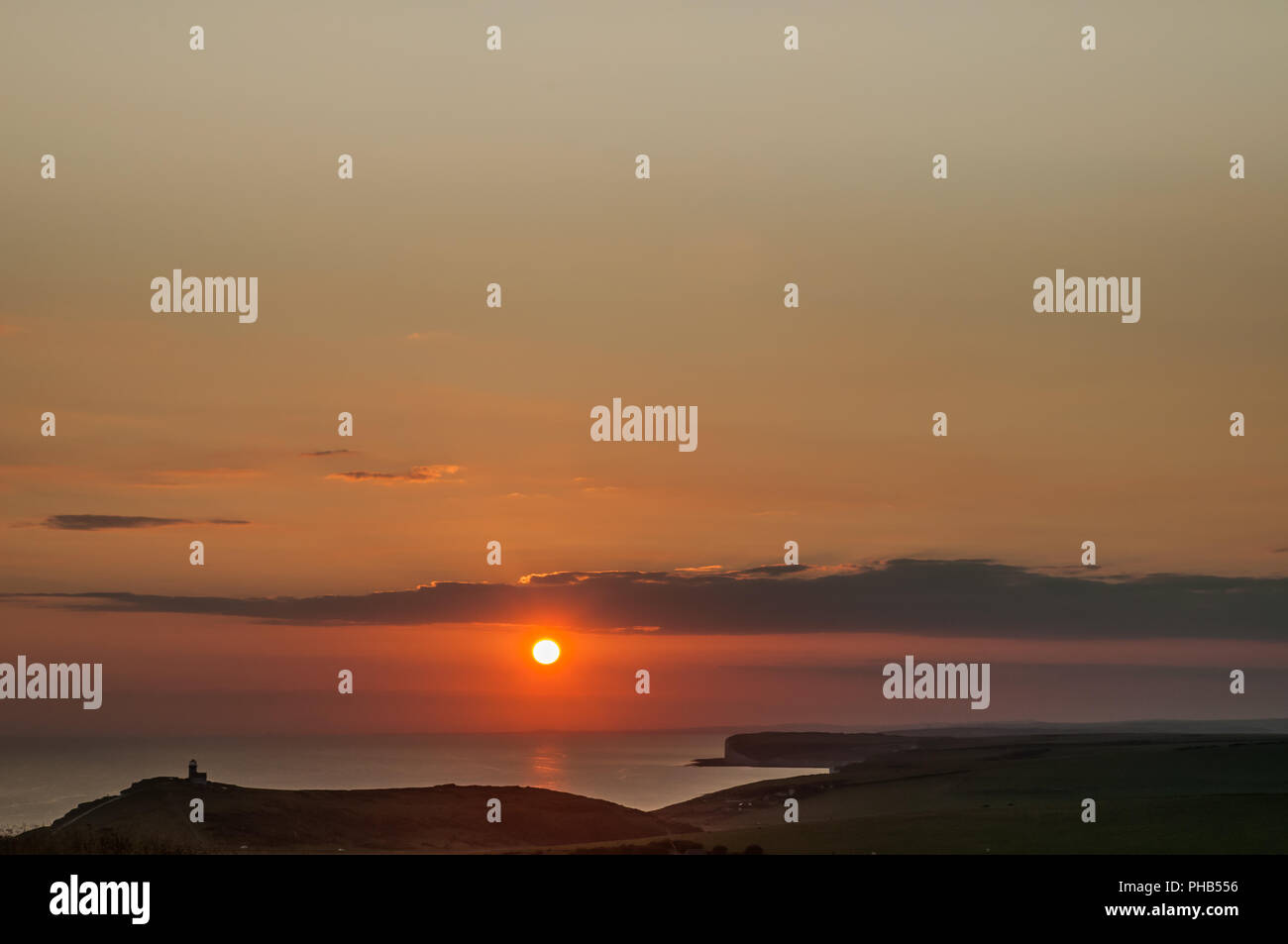 Eastbourne, East Sussex, UK..31. August 2018.. Ein Weiterer glorreicher Sonnenuntergang an der Südküste. Dieses Bild wurde aus dem Bereich "Beachy Head" aufgenommen und blickt nach Westen über Birling Gap, den Leuchtturm "Belle Tout" unten links. Stockfoto