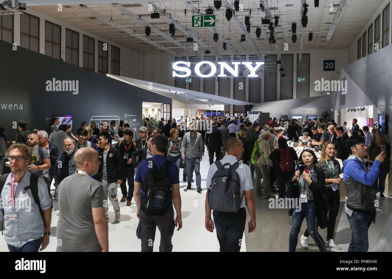 Berlin, Deutschland. 31 Aug, 2018. Menschen besuchen den Stand von Sony während der 2018 IFA Funkausstellung in Berlin, Hauptstadt der Bundesrepublik Deutschland, am 12.08.31., 2018. Die IFA 2018, der 1.814 Aussteller aus der ganzen Welt, begann am Freitag und wird noch bis Sept. 5. Credit: Shan Yuqi/Xinhua/Alamy leben Nachrichten Stockfoto