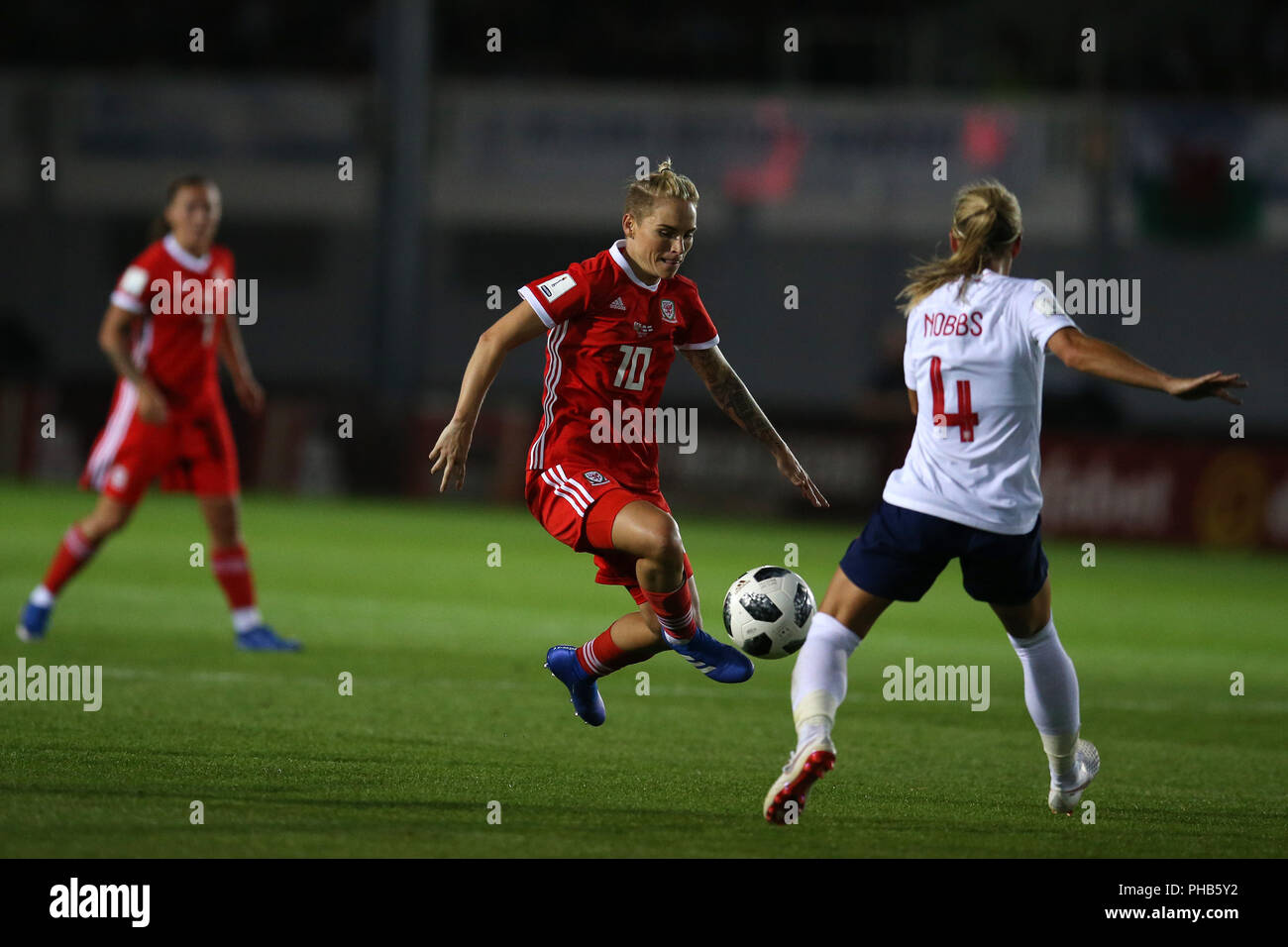 Newport, Großbritannien. 31. August 2018. Jessica Fishlock von Wales Frauen sieht, hinter Jordanien Nobby von England. Wales Frauen v England Frauen, 2019 WM-Qualifikationsspiel Gleiches an Rodney Parade in Newport, South Wales am Freitag, den 31. August 2018. pic von Andrew Obstgarten/Alamy leben Nachrichten Stockfoto