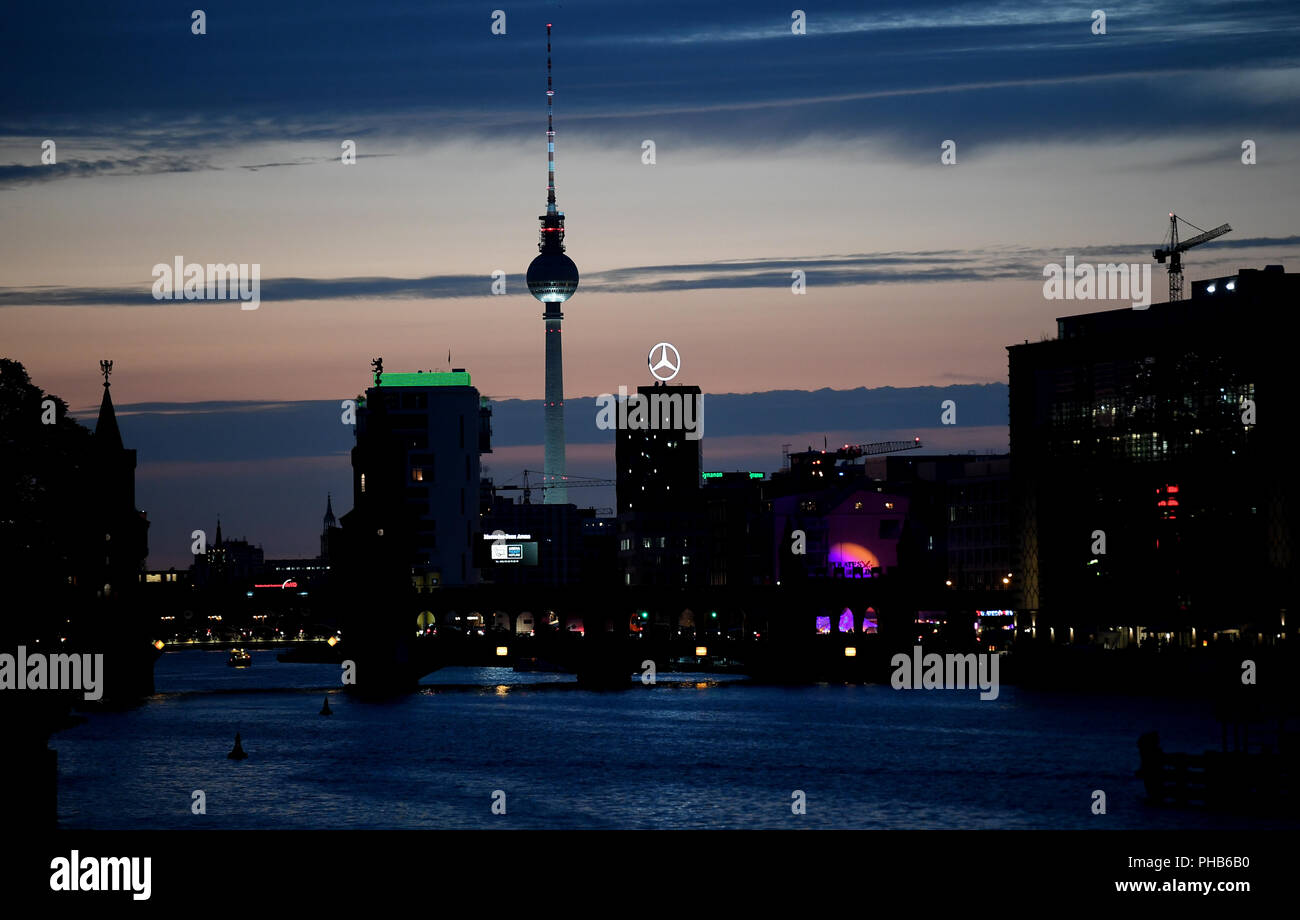 Berlin, Deutschland. 31 Aug, 2018. Die Skyline mit dem Fernsehturm, Spree und Oberbaumbruecke Brücke. Quelle: Britta Pedersen/dpa-Zentralbild/dpa/Alamy leben Nachrichten Stockfoto