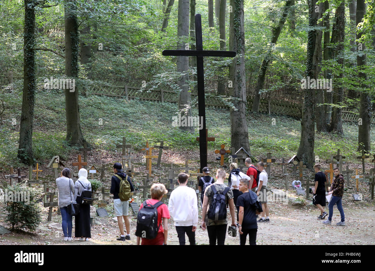 Deutschland, Neubrandenburg. 29 Aug, 2018. Schüler/innen besuchen die südlichen Friedhof der Sowjetischen Internierungslager in den fünf Eichen Memorial. Von 1939-45 war der Ort ein Krieg camp Gefängnis in Fünfeichen, nach 1945 war es die "besondere Lager Nr. 9" Der sowjetische Geheimdienst NKWD. Mehr als 10.000 Menschen starben auf der Website. Am 1. September 2018 Ein Festakt "70 Jahre Abschluss des Camps in Fünfeichen Fünfeichen findet in Anspruch nehmen. Quelle: Bernd Wüstneck/dpa/Alamy leben Nachrichten Stockfoto