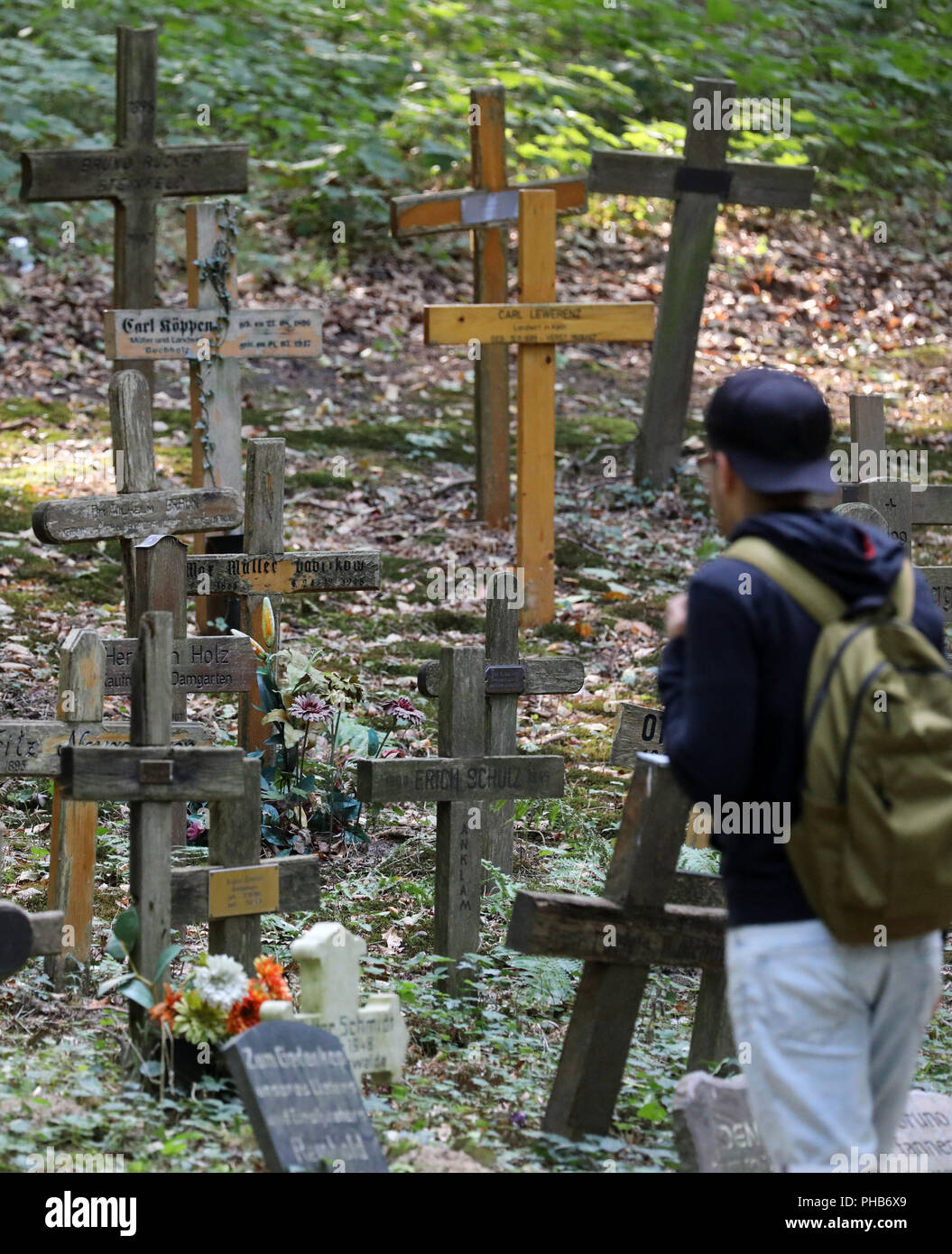 Deutschland, Neubrandenburg. 29 Aug, 2018. Schüler/innen besuchen die südlichen Friedhof der Sowjetischen Internierungslager in den fünf Eichen Memorial. Von 1939-45 war der Ort ein Krieg camp Gefängnis in Fünfeichen, nach 1945 war es die "besondere Lager Nr. 9" Der sowjetische Geheimdienst NKWD. Mehr als 10.000 Menschen starben auf der Website. Am 1. September 2018 Ein Festakt "70 Jahre Abschluss des Camps in Fünfeichen Fünfeichen findet in Anspruch nehmen. Quelle: Bernd Wüstneck/dpa/Alamy leben Nachrichten Stockfoto