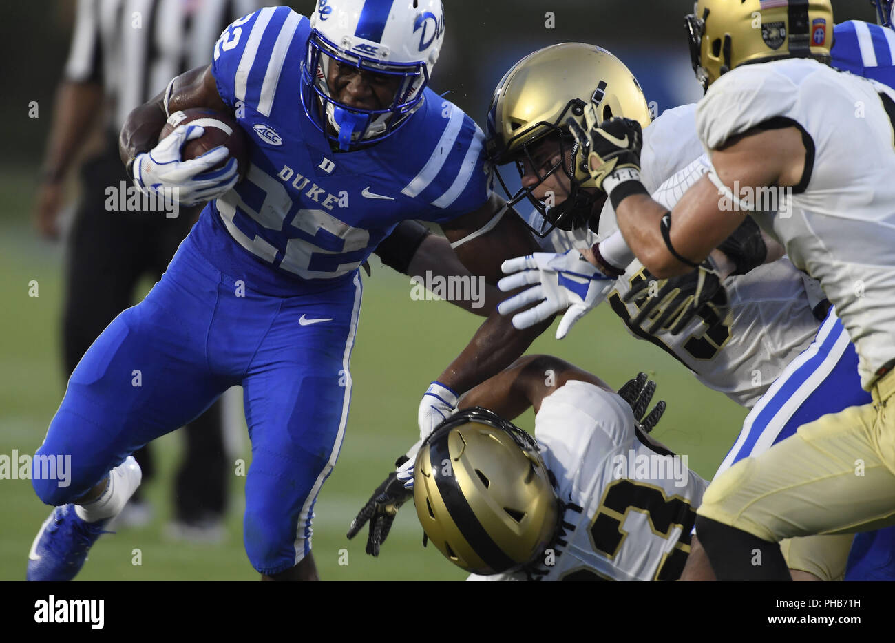 Durham, North Carolina, USA. 31 Aug, 2018. BRITTAIN BRAUN (22) von Herzog gewinne Yards gegen ELIA RILEY, Mitte, JAMES NACHTIGAL (19) und MAX REGAN (4) der Armee. Die Duke Blue Devils spielte die Armee West Point schwarzen Ritter in einem Fußballspiel, die auf dem Feld bei Brooks Wallace Wade Stadium in Durham, N.C. am Freitag, 31. August 2018 nahm. Herzog gewann 34-14. Credit: Fabian Radulescu/ZUMA Draht/Alamy leben Nachrichten Stockfoto