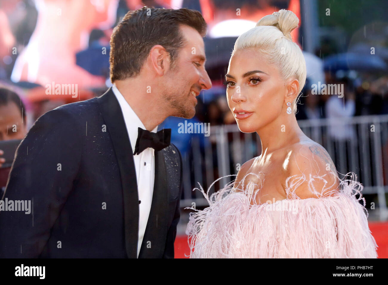 Venedig, Italien. 31 Aug, 2018. Bradley Cooper, Lady Gaga nehmen an der 'ein Stern ist geboren" Premiere während des 75. Filmfestival von Venedig im Palazzo del Cinema am 31. August 2018 in Venedig, Italien. Quelle: John Rasimus/Medien Punch *** Frankreich, Schweden, Norwegen, Denark, Finnland, USA, Tschechische Republik, Südamerika Nur***/Alamy leben Nachrichten Stockfoto Venedig, Italien. 31 Aug, 2018. Bradley Cooper, Lady Gaga nehmen an der 'ein Stern ist geboren" Premiere während des 75. Filmfestival von Venedig im Palazzo del Cinema am 31. August 2018 in Venedig, Italien. Quelle: John Rasimus/Medien Punch *** Frankreich, Schweden, Norwegen, Denark, Finnland, USA, Tschechische Republik, Südamerika Nur***/Alamy leben Nachrichten Stockfoto
