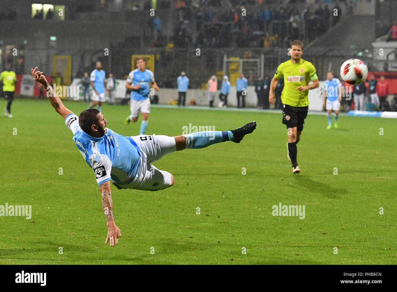 goalchance Sascha MOELDERS (TSV Munich 1860) action, duels versus Lasse  JUERGENSEN (Verl) and Lars RITZKA (Verl), hi: goalwart Robin BRUESEKE (Verl).  Soccer 3rd league, Liga3, TSV Munich 1860 - SC Verl on