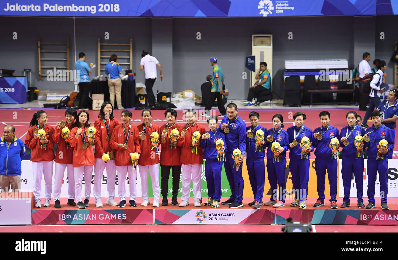 Palembang. 1. Sep 2018. Spieler von Laos und Indonesien (L) die Preisverleihung für die Sepaktakraw Frauen Quadrant in Palembang, Indonesien an Sept. 1, 2018 teilnehmen. Laos und Indonesien gewann Bronze. Credit: Liu Ailun/Xinhua/Alamy leben Nachrichten Stockfoto