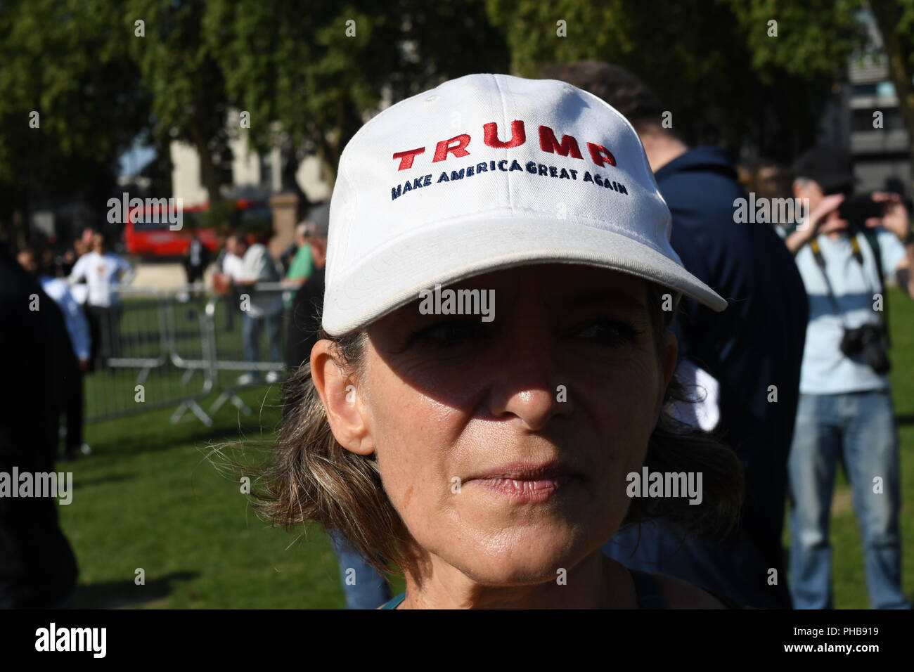 Alt-Right, anti-Bürgermeister von London die Rache nach Trumpf Baby mit einem 29 ft Gaint Ballon von einem Bikini-plattierten Sadiq Khan Blimp über London am Parliament Square am 1. September 2018, London, UK zu fliegen. Stockfoto