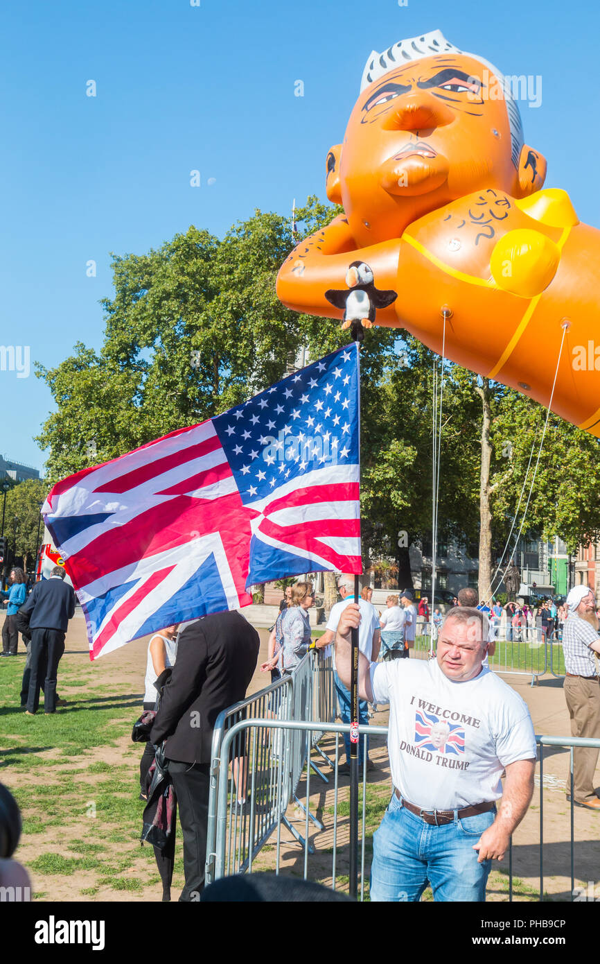 London, Großbritannien. 13. Juli 2018. Khan Ballon schwimmt über Parliament Square Credit: Zefrog/Alamy leben Nachrichten Stockfoto