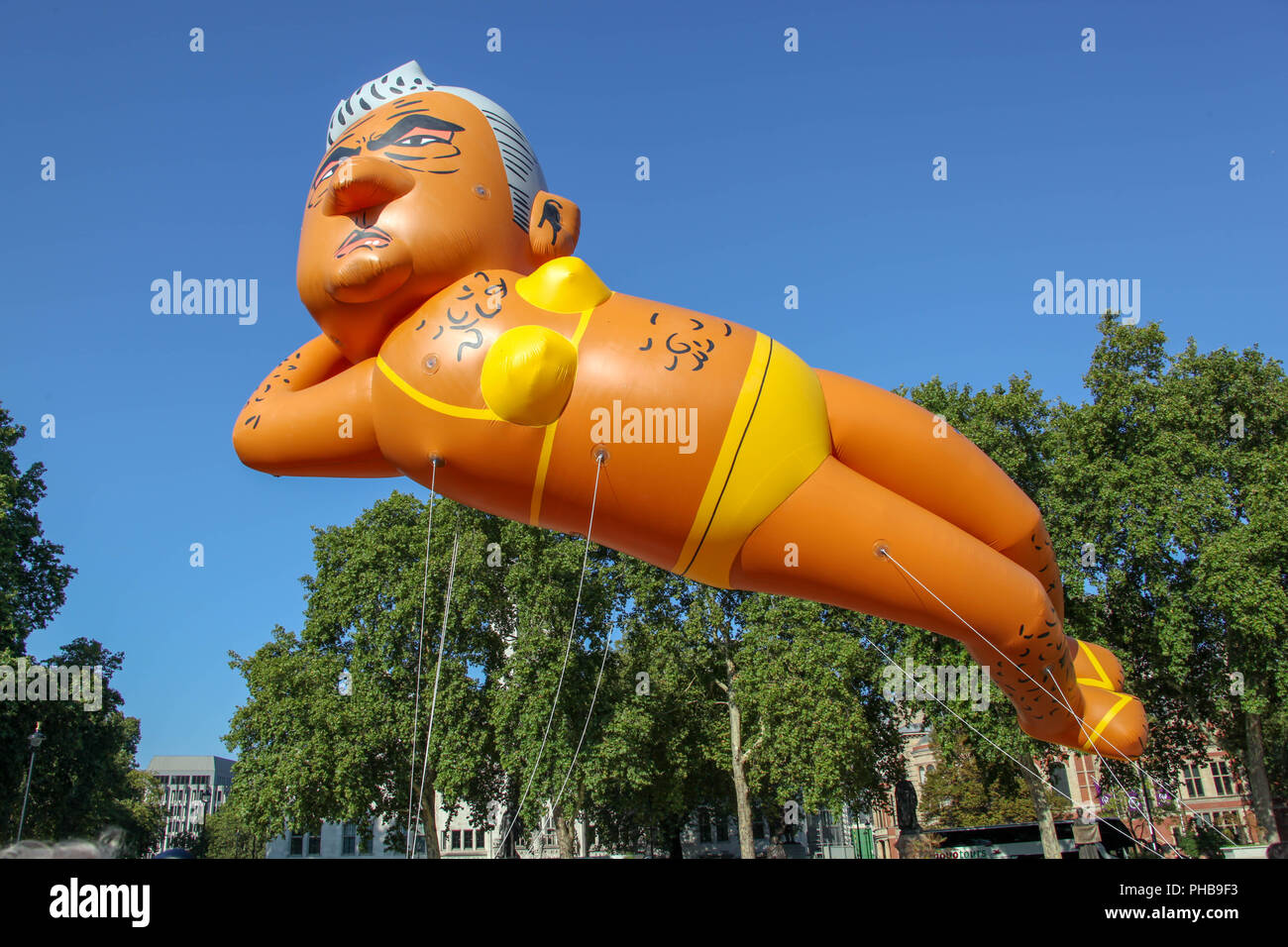 London, Großbritannien. 1. September 2018. Ein Ballon der Bürgermeister von London Sadiq Khan in einem gelben Bikini Credit: Alex Cavendish/Alamy leben Nachrichten Stockfoto