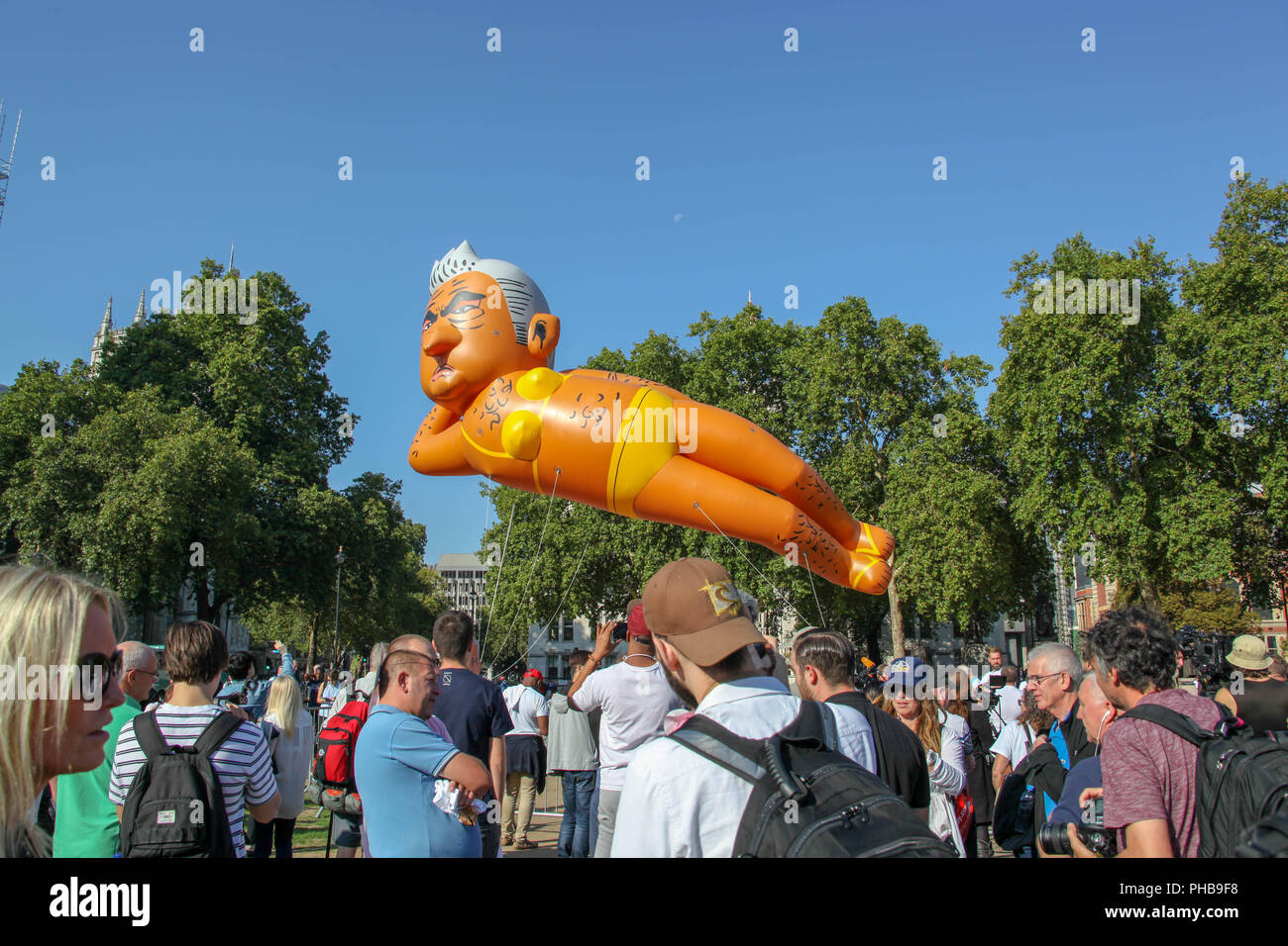 London, Großbritannien. 1. September 2018. Ein Ballon der Bürgermeister von London Sadiq Khan in einem gelben Bikini Credit: Alex Cavendish/Alamy leben Nachrichten Stockfoto