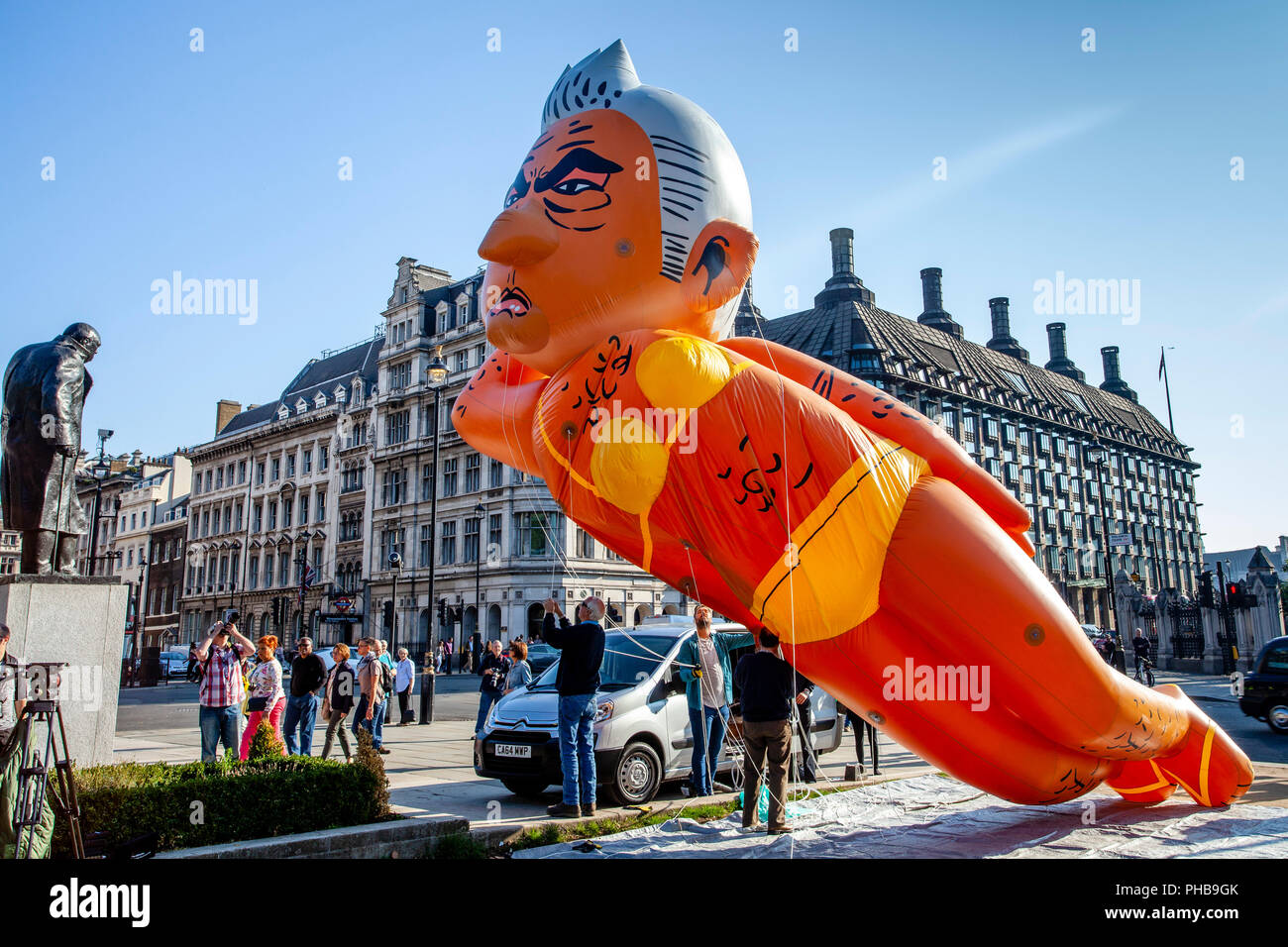 London, Großbritannien. 1. September 2018. Die demonstranten Fliegen einen 29 ft. langen Bikini-plattierten Blimp der Londoner Bürgermeister Sadiq Khan über Parliament Square, Westminster. Credit: Grant Rooney/Alamy leben Nachrichten Stockfoto