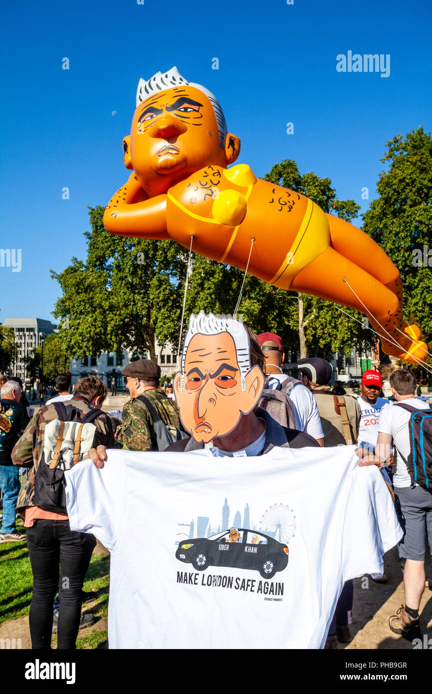 London, Großbritannien. 1. September 2018. Die demonstranten Fliegen einen 29 ft. langen Bikini-plattierten Blimp der Londoner Bürgermeister Sadiq Khan über Parliament Square, Westminster. Credit: Grant Rooney/Alamy leben Nachrichten Stockfoto
