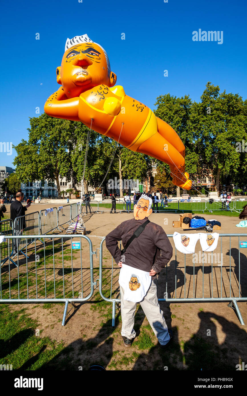 London, Großbritannien. 1. September 2018. Die demonstranten Fliegen einen 29 ft. langen Bikini-plattierten Blimp der Londoner Bürgermeister Sadiq Khan über Parliament Square, Westminster. Credit: Grant Rooney/Alamy leben Nachrichten Stockfoto