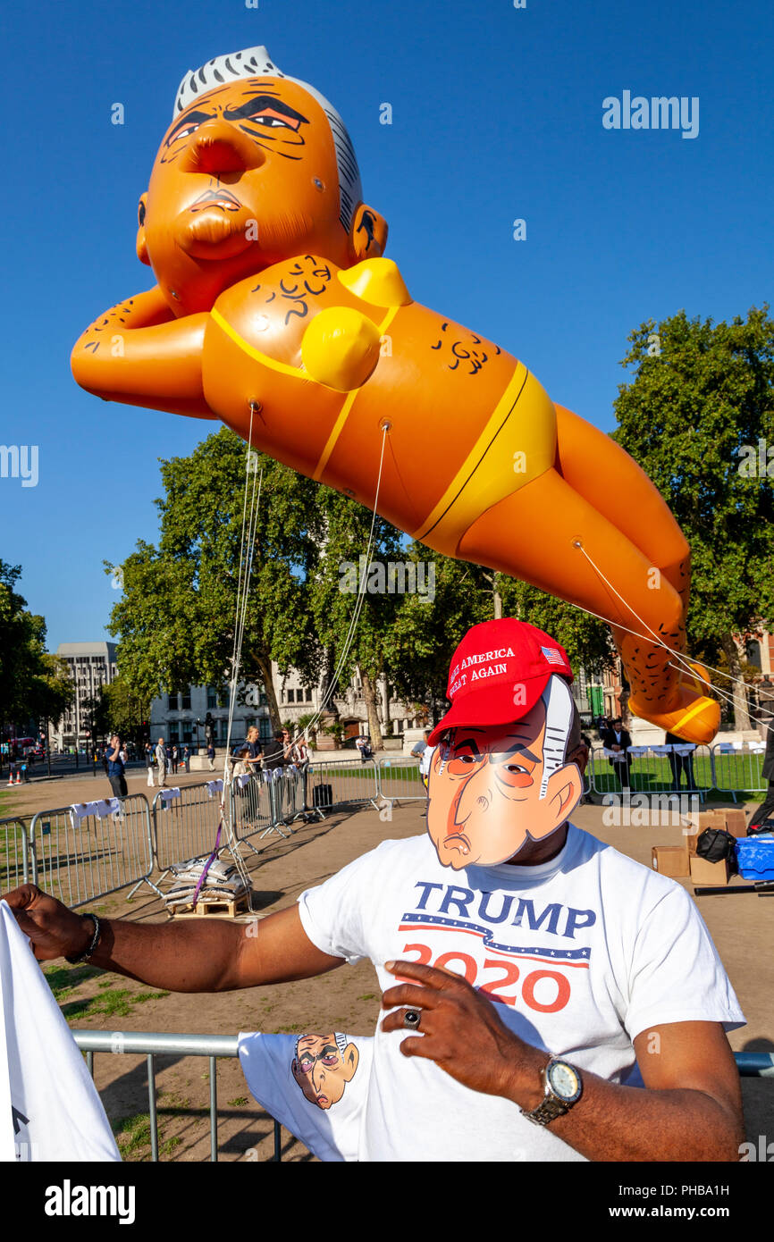 London, Großbritannien. 1. September 2018. Die demonstranten Fliegen einen 29 ft. langen Bikini-plattierten Blimp der Londoner Bürgermeister Sadiq Khan über Parliament Square, Westminster. Credit: Grant Rooney/Alamy leben Nachrichten Stockfoto