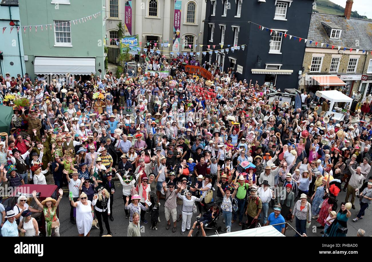 Bridport hat Festival, Dorset, Großbritannien Bridport hat Festival ist eine Feier der Hüte, eine Spendenaktion für Kopf-bezogene Nächstenliebe und einem riesigen Sommer - Ende Partei für die Stadt und seine Besucher - Alle von Freiwilligen geleitet. Die kreativsten, schrulligen, stilvolle und originelle kopfbedeckungen Kombiniert mit live Musik, mehrere Wettkämpfe, Vorführungen, Vorträge, zeigt, ein Hut Auktion, Spiele, Hatted Hunde und alle "gekrönt" von einer großen Masse mit Hut Fotoshooting im Bucky Doo Platz auf 'Haturday'. Credit: Finnbarr Webster/Alamy leben Nachrichten Stockfoto