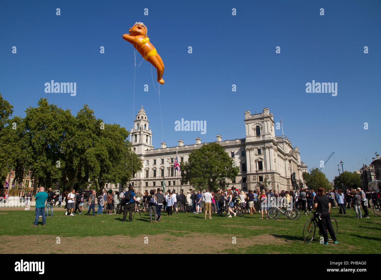 Einen riesigen Ballon mit der Darstellung der aktuellen Londoner Bürgermeister Sadiq Khan ein helles Gelb bikini über den Houses of Parliament in Westminster geflogen werden. Stockfoto