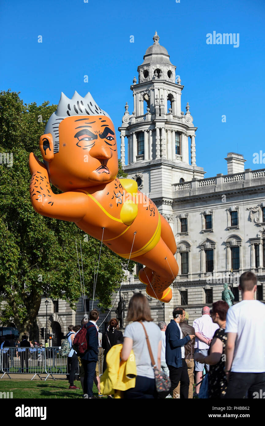 London, Großbritannien. 1. September 2018. Ein 29 Fuß riesigen Ballon Darstellung Sadiq Khan, Bürgermeister von London, trug einen gelben Bikini, fliegt über Parliament Square. Aktivist Yanny Bruere angehoben £ 58.000 der Ballon aus Protest gegen die Entscheidung der Bürgermeister einen riesigen Ballon von Donald Trump als Baby bei seinem Besuch in Großbritannien geflogen werden, damit zu fliegen. Die Sadiq Khan Ballon ist Teil der Buere's 'Make London wieder Sicher'-Kampagne, eine Referenz zu einem Anstieg der Gewaltkriminalität in London und Herr Trump's Motto 'Make Amerika wieder sicher'. Credit: Stephen Chung/Alamy leben Nachrichten Stockfoto