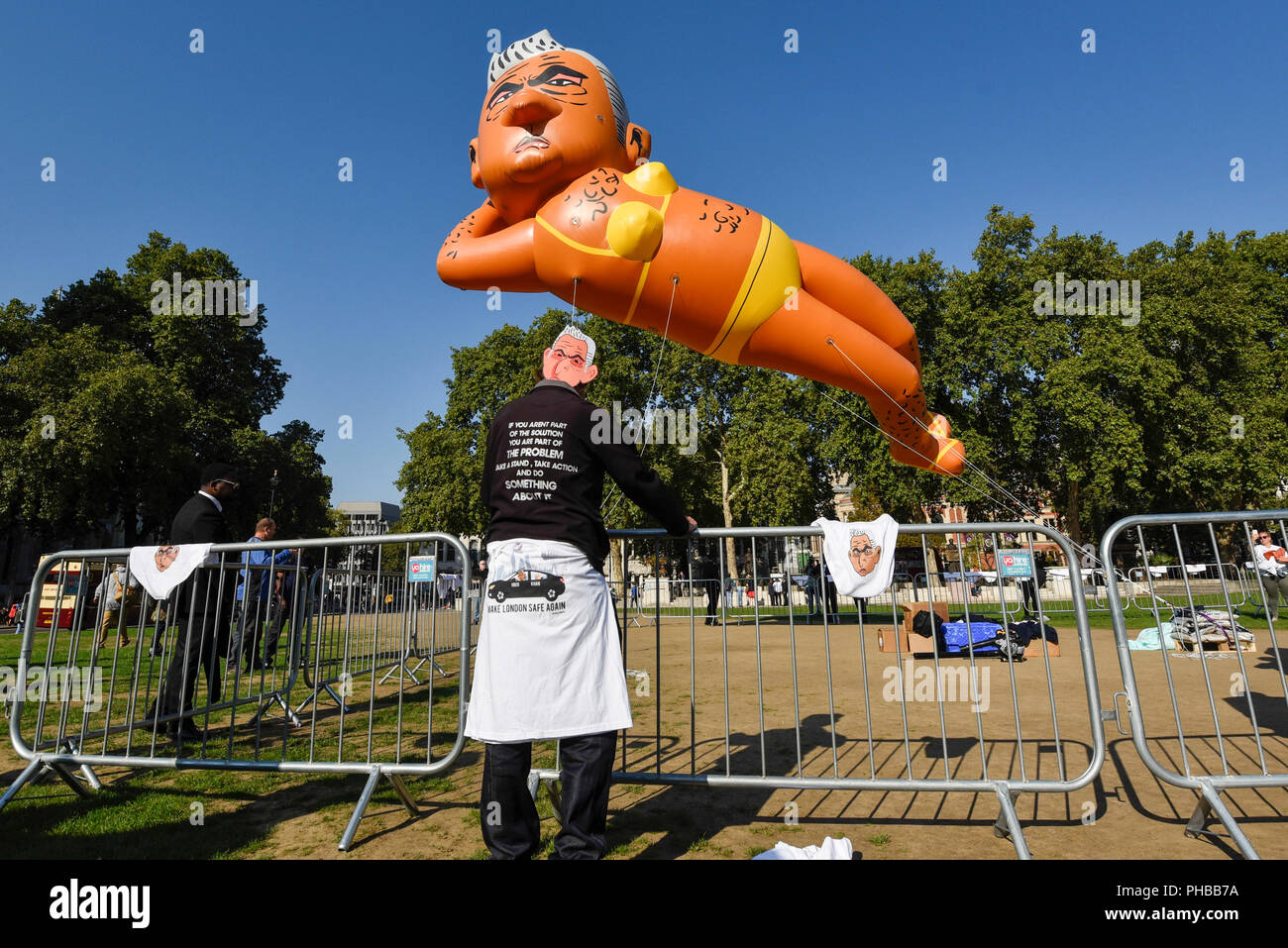 London, Großbritannien. 1. September 2018. Ein 29 Fuß riesigen Ballon Darstellung Sadiq Khan, Bürgermeister von London, trug einen gelben Bikini, fliegt über Parliament Square. Aktivist Yanny Bruere angehoben £ 58.000 der Ballon aus Protest gegen die Entscheidung der Bürgermeister einen riesigen Ballon von Donald Trump als Baby bei seinem Besuch in Großbritannien geflogen werden, damit zu fliegen. Die Sadiq Khan Ballon ist Teil der Buere's 'Make London wieder Sicher'-Kampagne, eine Referenz zu einem Anstieg der Gewaltkriminalität in London und Herr Trump's Motto 'Make Amerika wieder sicher'. Credit: Stephen Chung/Alamy leben Nachrichten Stockfoto
