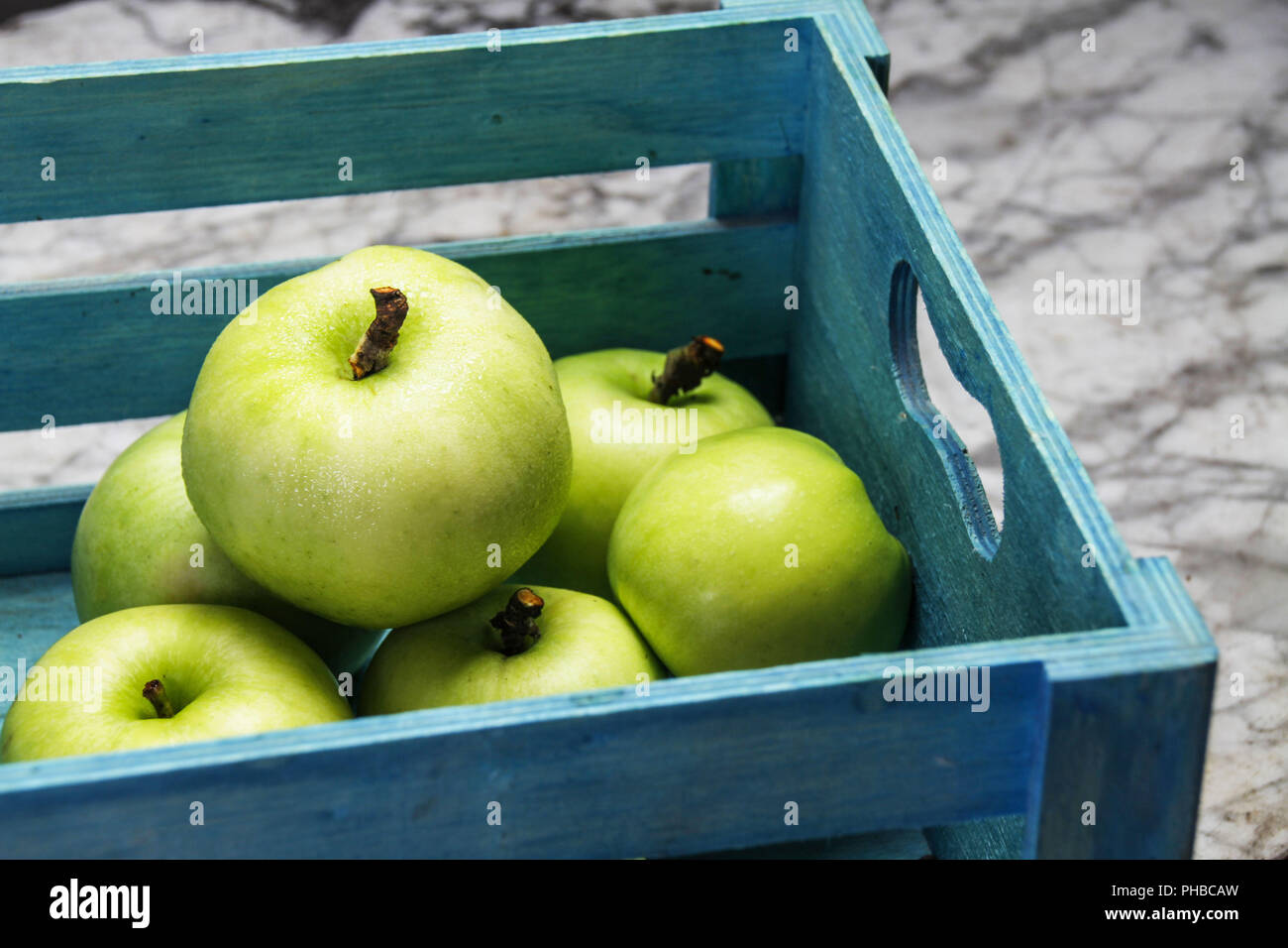 Grüne Äpfel in Holzkiste Stockfoto