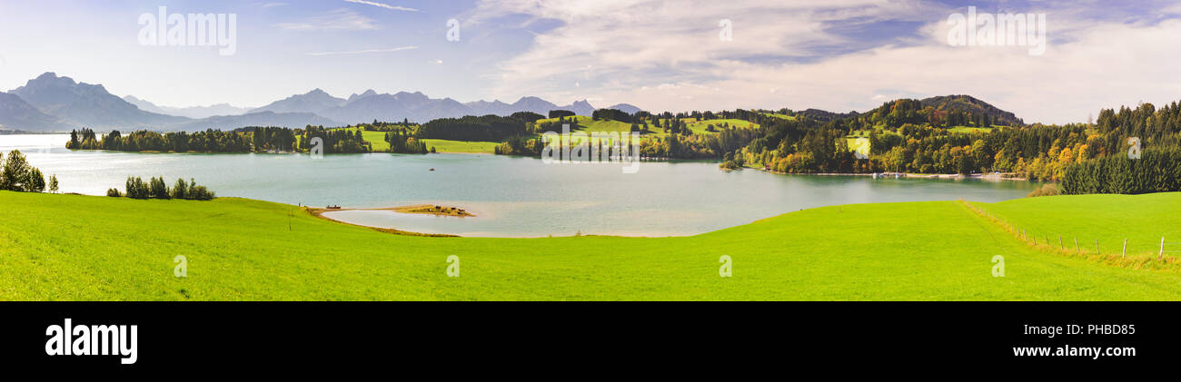 Panorama-Landschaft in Bayern mit Alpen Berge Spiegelung im See Stockfoto
