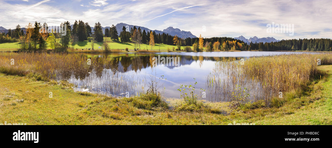 Panorama-Landschaft in Bayern mit Alpen Berge Spiegelung im See Stockfoto