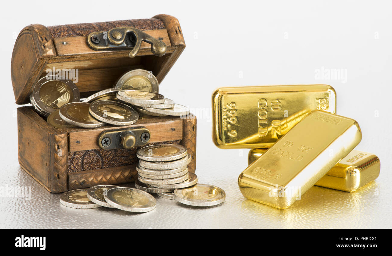 Piraten Schatztruhe mit Gold und Geld Stockfotografie - Alamy