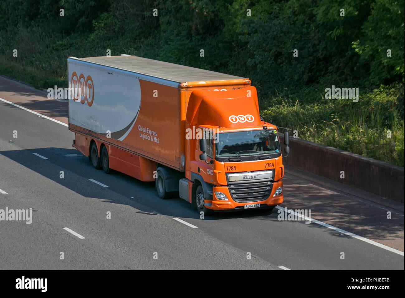 TNT schwerer Güter-LKW, Lkw, Transport, Lastwagen, Cargo, DAF, Lieferung, Transport, Industrie Logistik, Fracht, auf der M6 an der Lancaster, Großbritannien Stockfoto