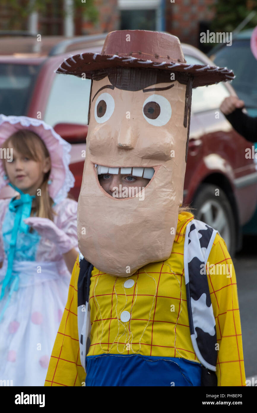 Der Cowboy Woody Toy Story Charakter in Cowes Karneval in ein Kostüm an der  Prozession Stockfotografie - Alamy