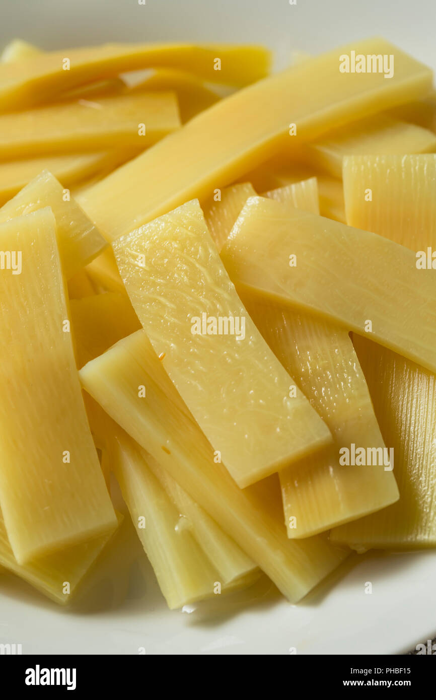Raw Dose Bambussprossen auf einer Platte Stockfotografie - Alamy