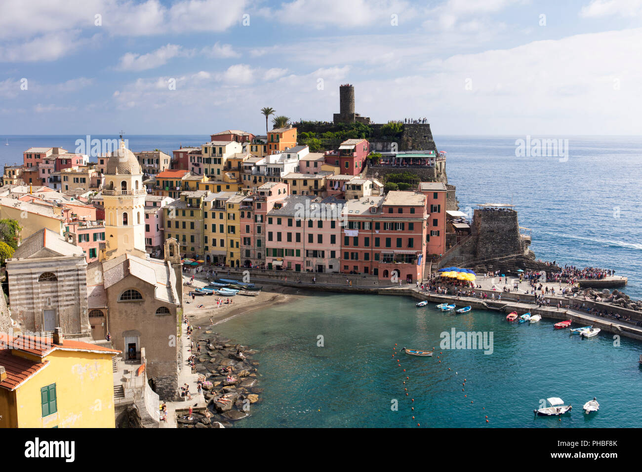 Vernazza an einem sonnigen Tag, Cinque Terre, UNESCO-Weltkulturerbe, Ligurien, Italien, Europa Stockfoto