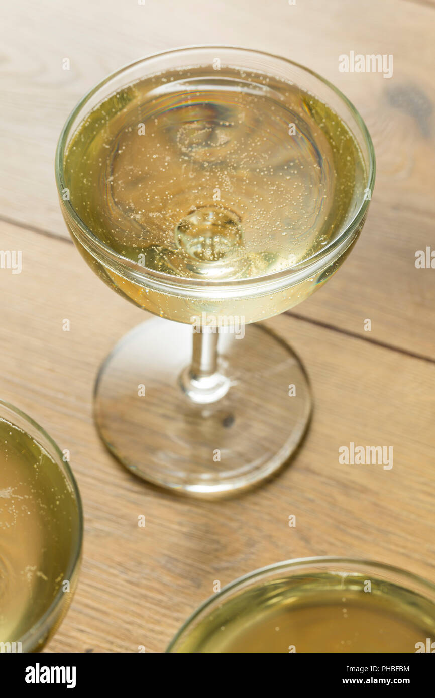 Sekt Champagner Wein in ein Coupé Glas fertig zu haben. Stockfoto