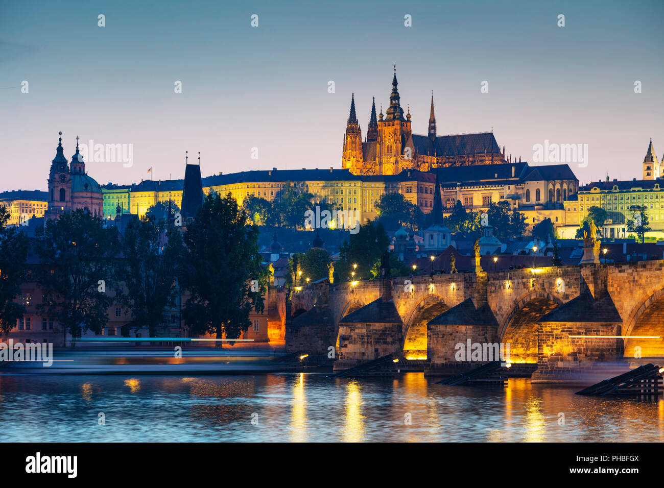 Prager Burg und der St. Veits Dom über der Moldau, Prag, UNESCO-Weltkulturerbe, Böhmen, Tschechische Republik, Europa Stockfoto