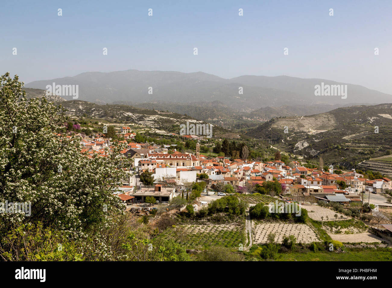 Das Kloster in der Mitte des historischen Dorfes Omodos im Troodos-gebirge, Zypern, Mittelmeer, Europa Stockfoto