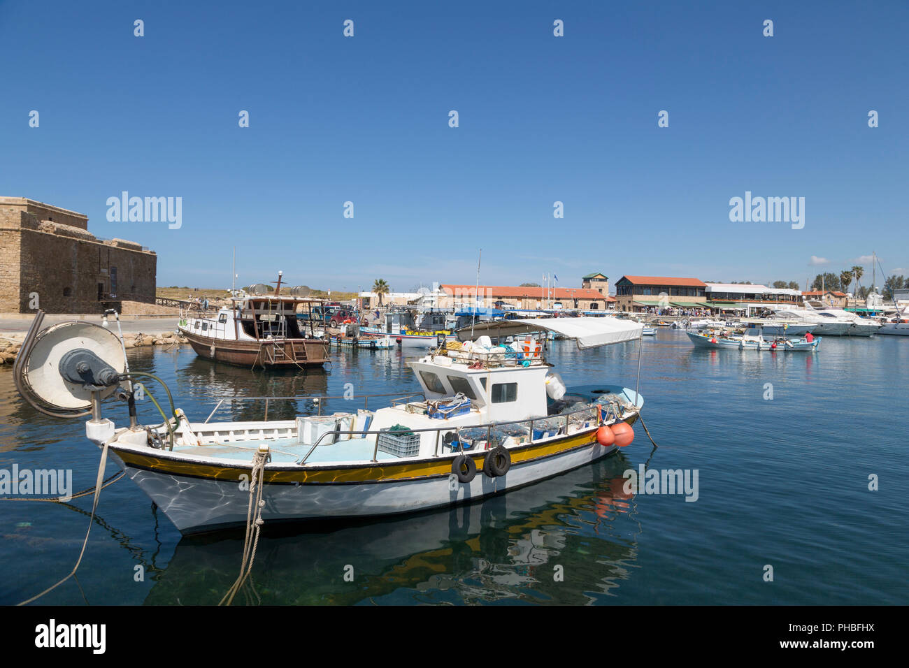 Traditionelle Fischerboote im Hafen von Paphos günstig, südlichen Zypern, Mittelmeer, Europa Stockfoto