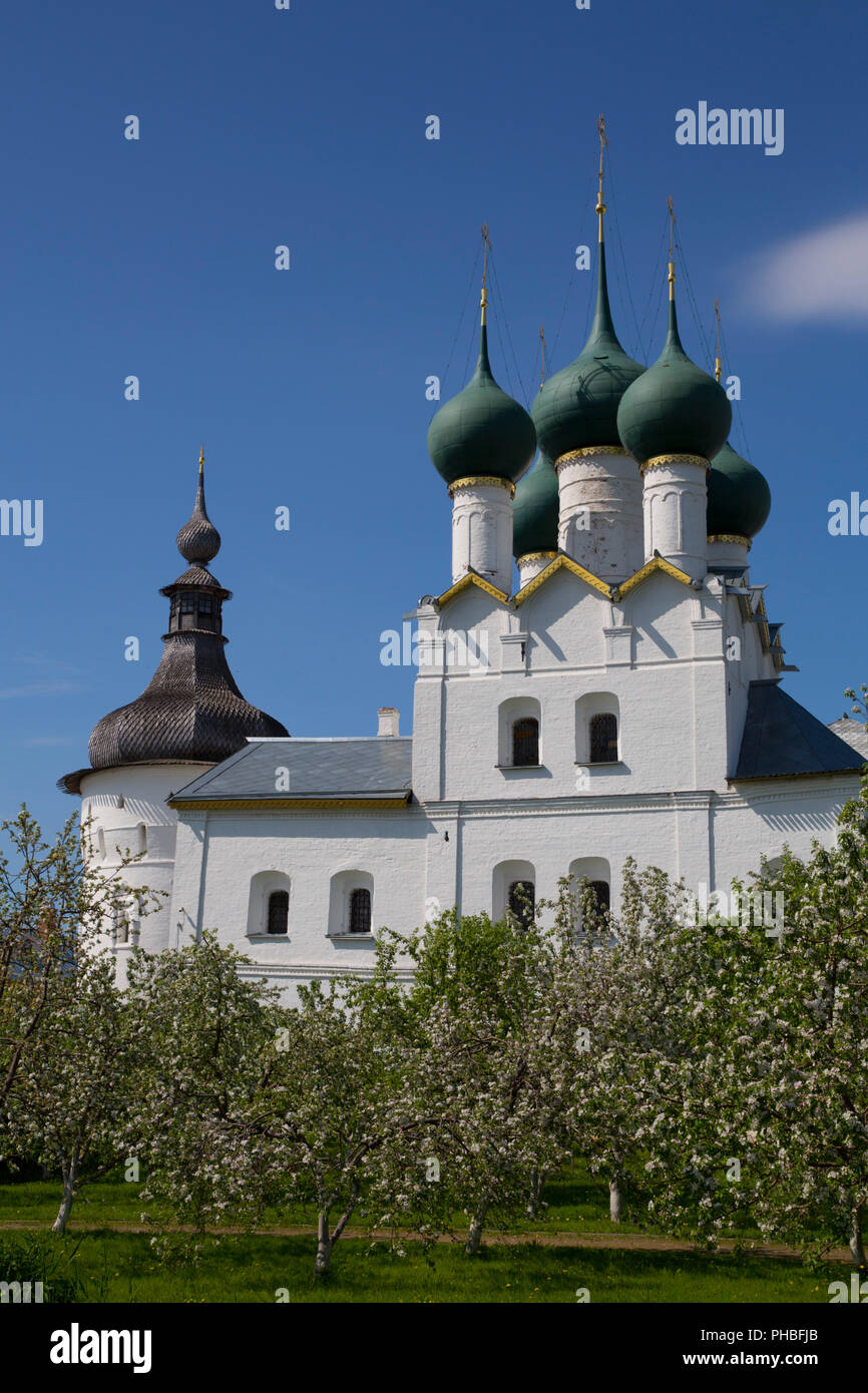 Kirche von Gregor von Nazianz, mit Obstbäumen im Vordergrund, Kreml, Rostow Weliki, Goldener Ring, Oblast Jaroslawl, Russland, Europa Stockfoto