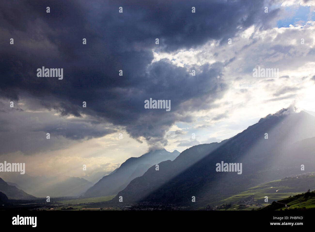 Sommer Sturm über die Berge des Wallis, Schweizer Alpen, Schweiz, Europa Stockfoto