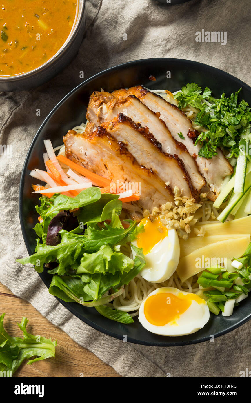 Hausgemachte keine Brühe Mazemen Ramen mit Schweinebauch und Gemüse Stockfoto