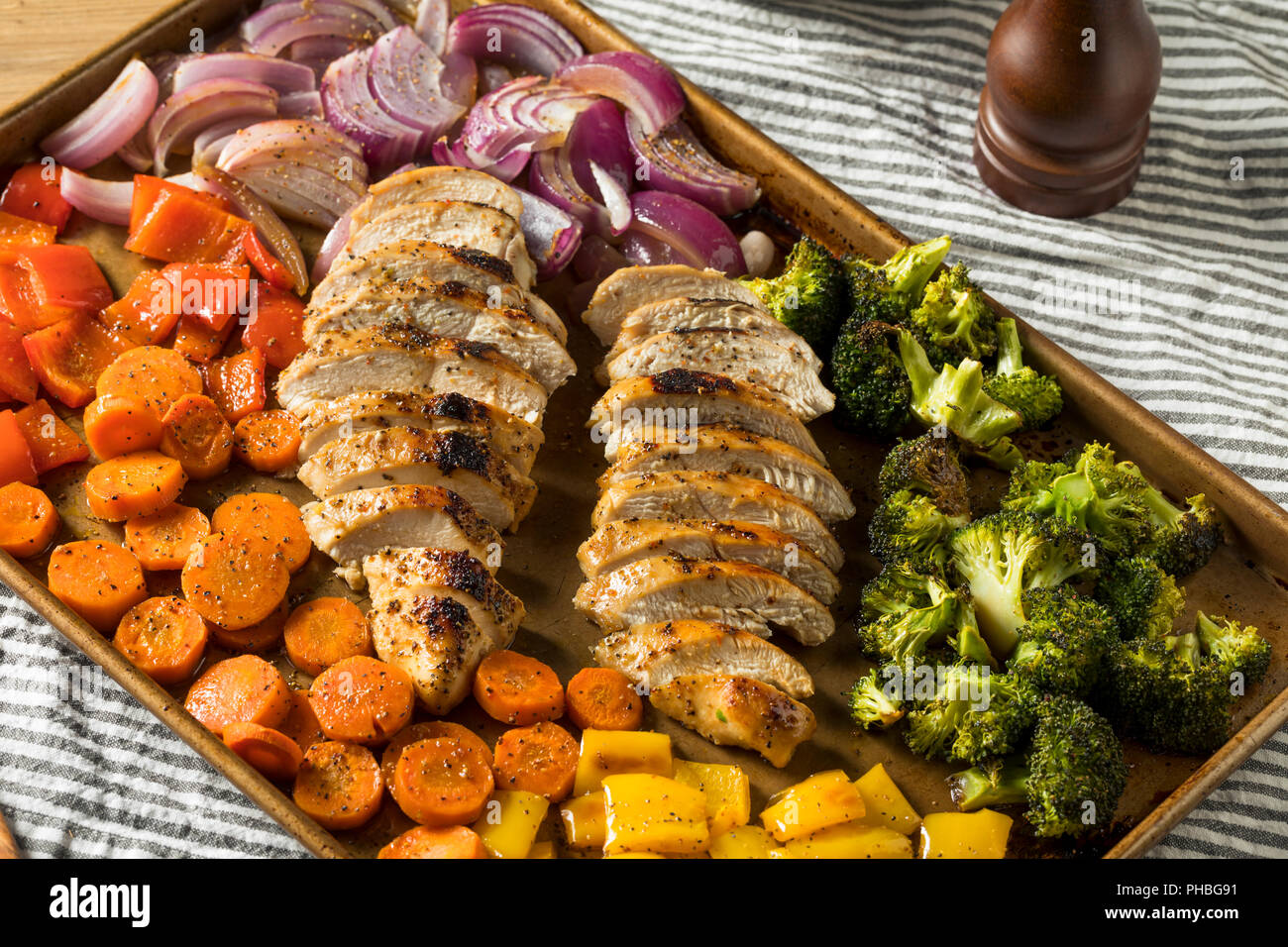 Hausgemachte Keto Blatt pan Huhn mit Rainbow Gemüse Stockfoto