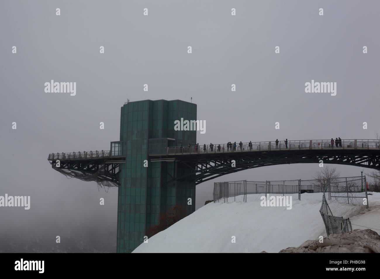 Ein Observatorium Deck in der Nähe von Niagara im Winter fällt mit nebligen Wetter Stockfoto