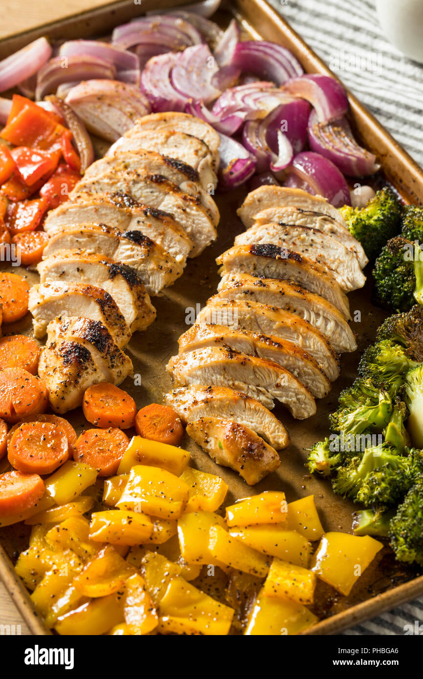 Hausgemachte Keto Blatt pan Huhn mit Rainbow Gemüse Stockfoto