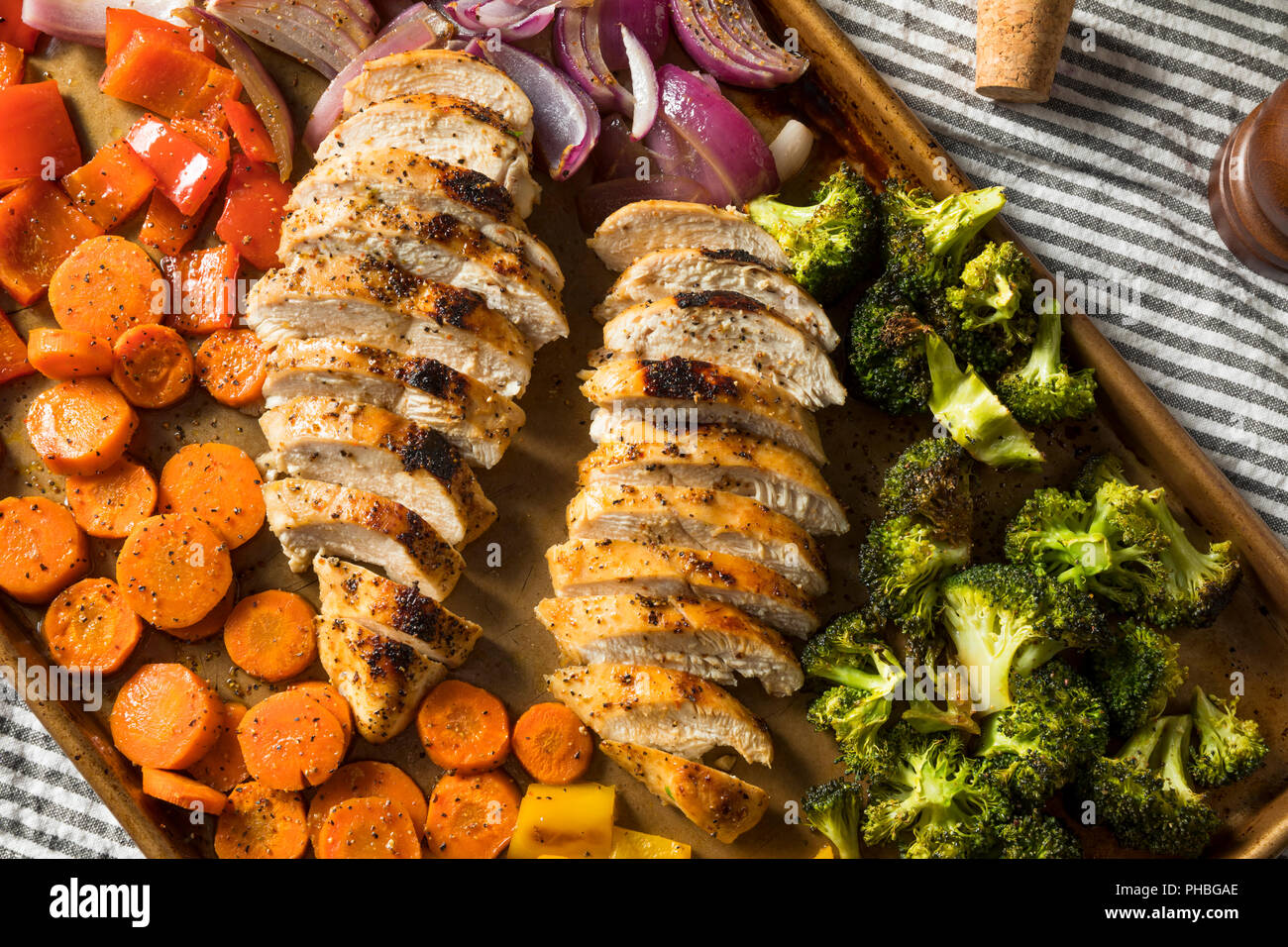 Hausgemachte Keto Blatt pan Huhn mit Rainbow Gemüse Stockfoto