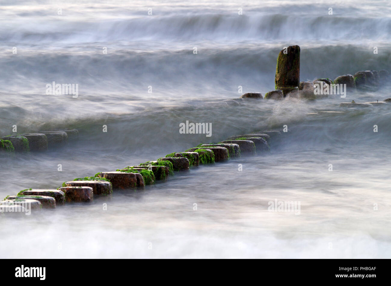 Groyne an der Ostsee mit dünung Stockfoto