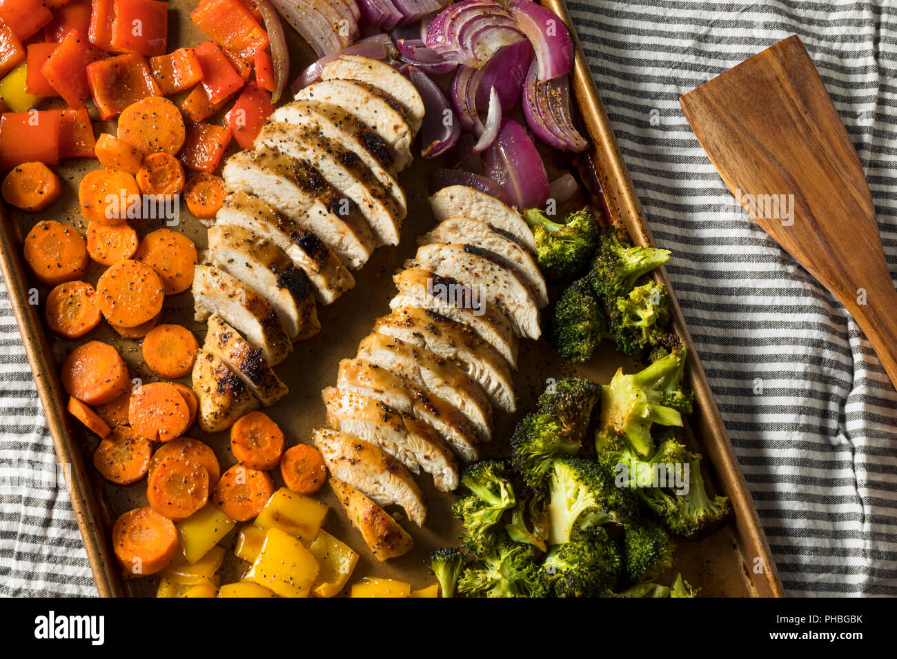 Hausgemachte Keto Blatt pan Huhn mit Rainbow Gemüse Stockfoto