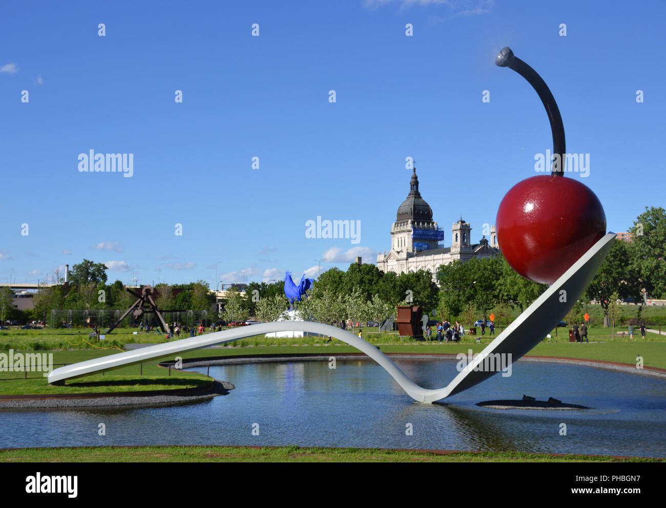 Minneapolis, Minnesota - Juni 3, 2018: Minneapolis Sculpture Garden. Die Spoonbridge und Cherry Skulptur, in Minneapolis, Minnesota Stockfoto