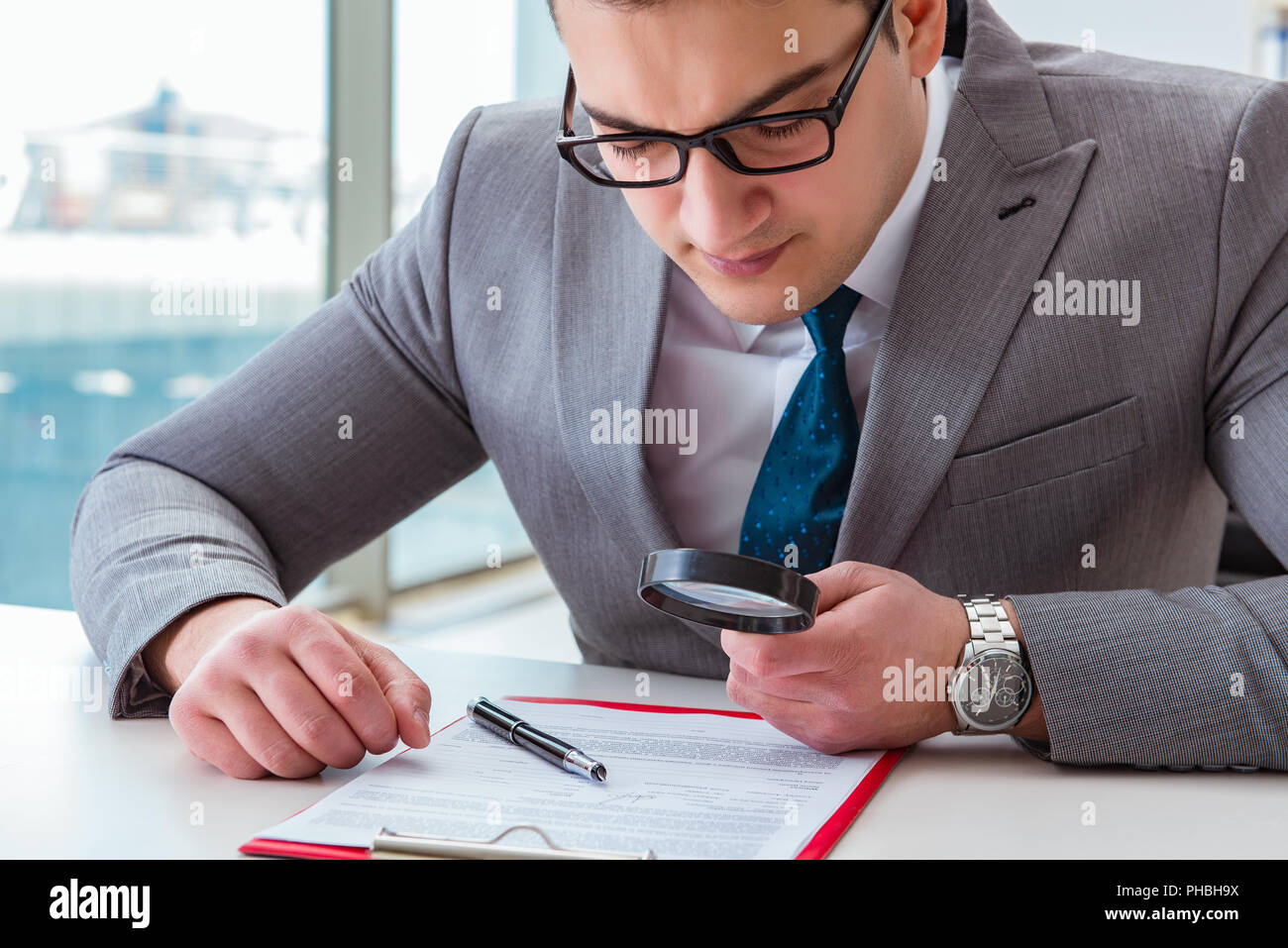 Der Mensch auf der Suche nach Fehler und Irrtümer im Bericht Stockfoto