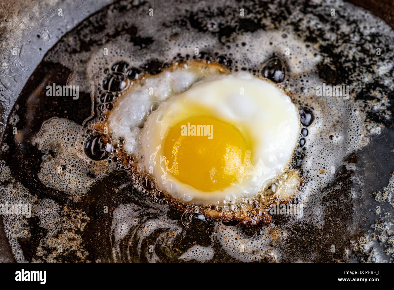 Ein Ei braten in Butter und Öl in einer Pfanne aus Kohlenstoffstahl  Stockfotografie - Alamy