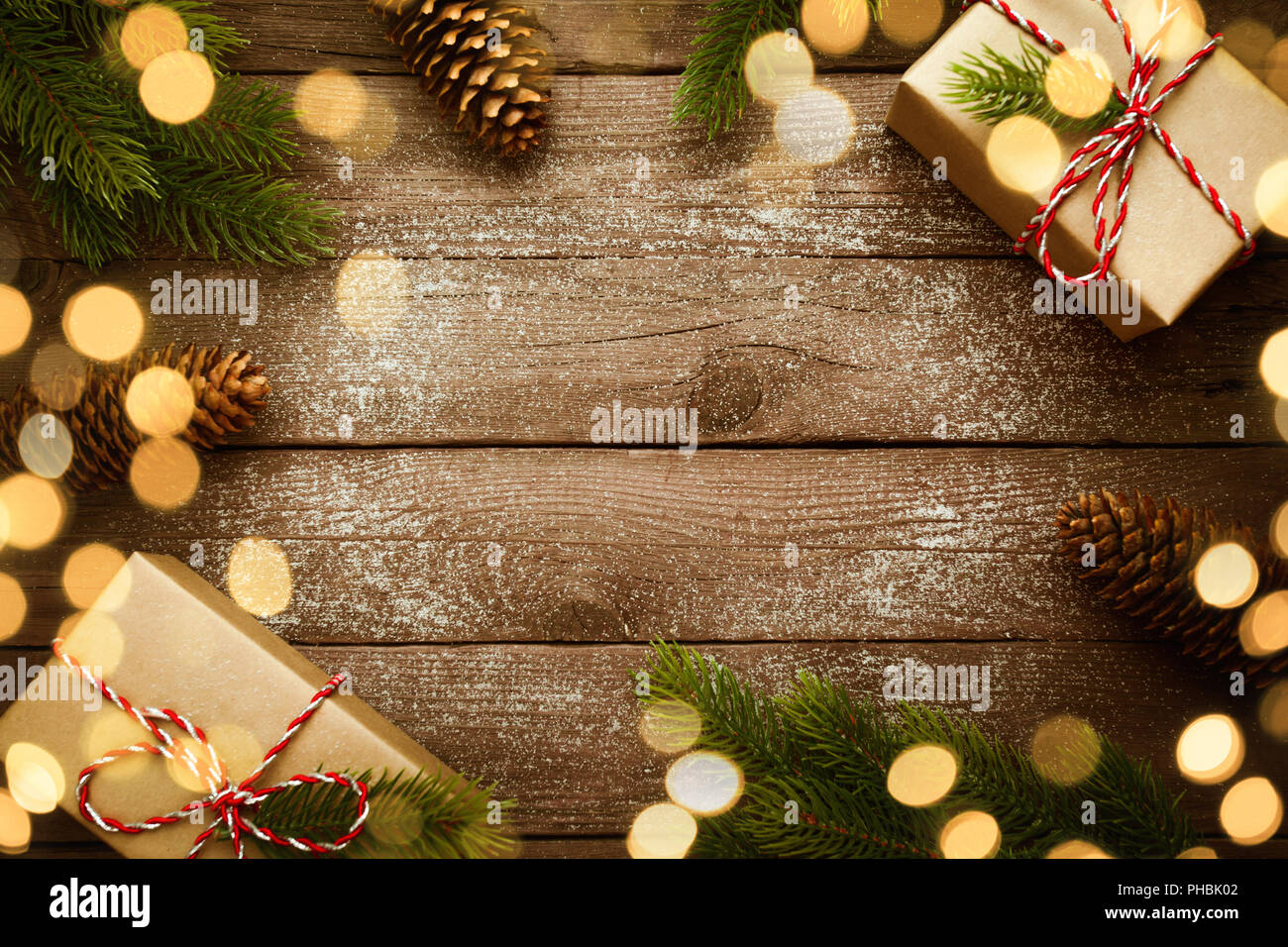 Weihnachten Grenze mit Vintage Geschenke und Dekoration auf alten hölzernen Hintergrund. Stockfoto